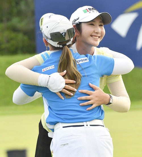 ソニー　日本女子プロ選手権第1日　7アンダーでホールアウトし、吉田優利（左）と笑顔で抱き合うペ・ソンウ（撮影・岩下翔太）