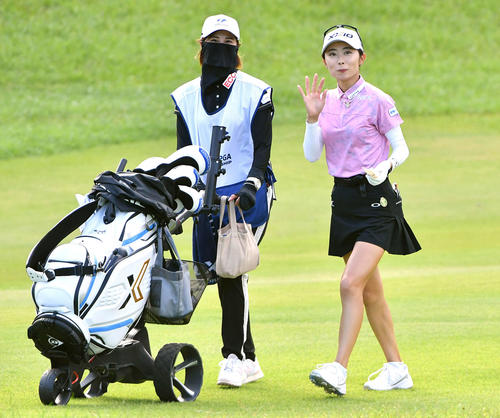 ソニー　日本女子プロ選手権第1日　18番、カメラに手を振りながら移動する安田祐香（撮影・岩下翔太）