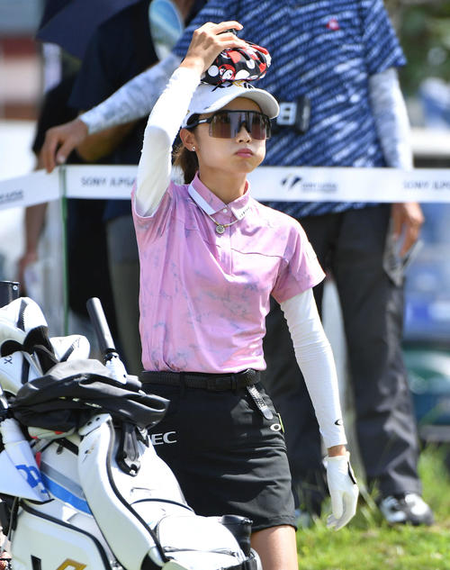 ソニー　日本女子プロ選手権第1日　10番、氷のうを頭にのせる安田祐香（撮影・岩下翔太）
