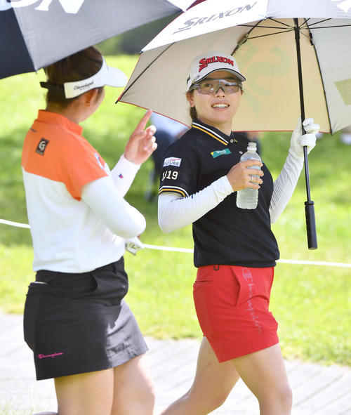 ソニー　日本女子プロ選手権第1日　10番、山下美夢有（左）と笑顔で話しながら2打目へ向かう勝みなみ（撮影・岩下翔太）