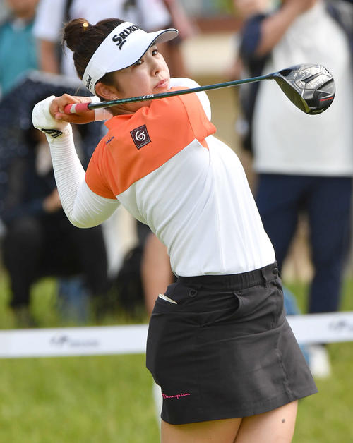 ソニー　日本女子プロ選手権第1日　10番、ティーショットを放つ山下美夢有（撮影・岩下翔太）