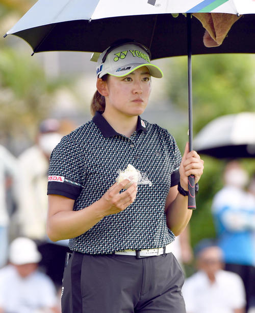ソニー　日本女子プロ選手権第1日　10番、おにぎりで栄養補給をしながら2打目へ向かう岩井千怜（撮影・岩下翔太）
