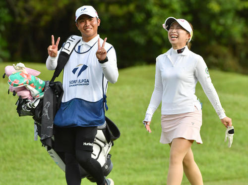 ソニー　日本女子プロ選手権第1日　9番、キャディーがカメラに向かってダブルピースし、笑う大出瑞月（撮影・岩下翔太）