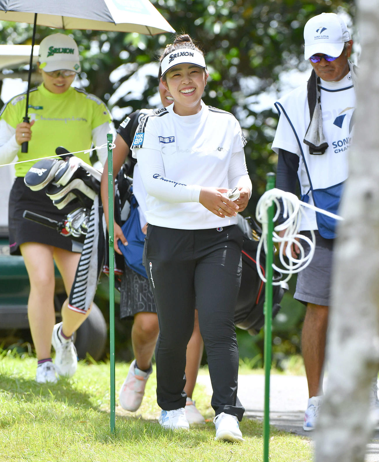 笑顔で8番ティーイングエリアに入る山下美夢有（撮影・岩下翔太）
