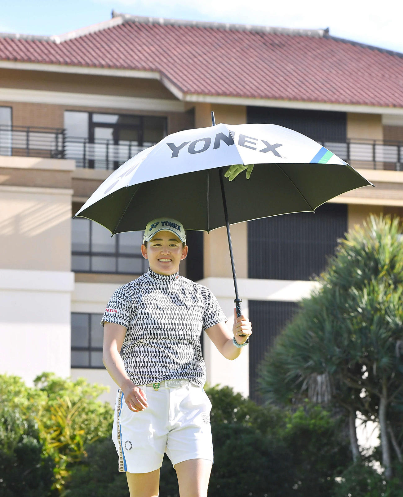 12番、カメラに笑顔を見せながら2打目へ向かう岩井明愛（撮影・岩下翔太）