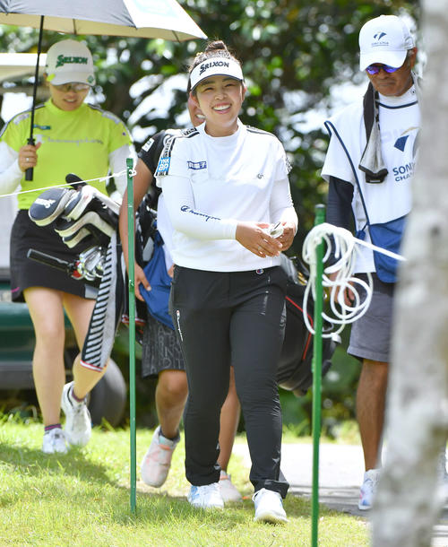 笑顔で8番ティーイングエリアに入る山下美夢有（撮影・岩下翔太）