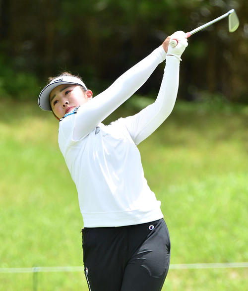 8番、ティーショットを放つ山下美夢有（撮影・岩下翔太）
