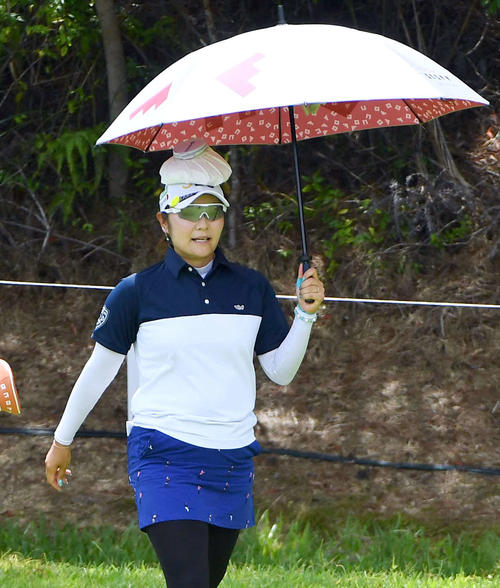 8番、氷のうを頭に乗せてグリーンへ向かう藤田さいき（撮影・岩下翔太）