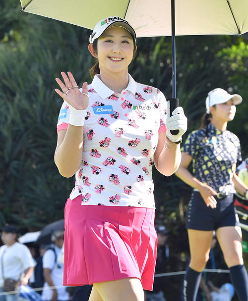 12番、笑顔で手を振りながら2打目へ向かうペ・ソンウ（撮影・岩下翔太）