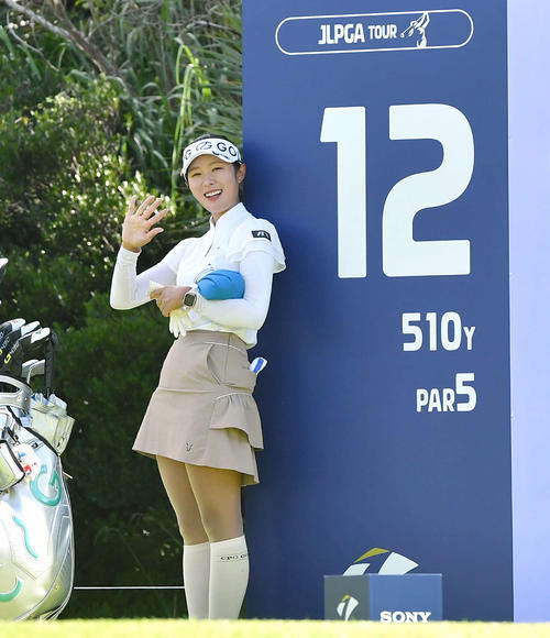 ソニー　日本女子プロ選手権第2日　12番ティーイングエリアで、カメラに笑顔で手を振る高木萌衣（撮影・岩下翔太）