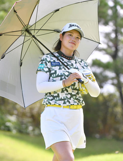 ソニー　日本女子プロ選手権第2日　8番、カメラに笑顔を見せながら2打目へ向かう桜井心那（撮影・岩下翔太）