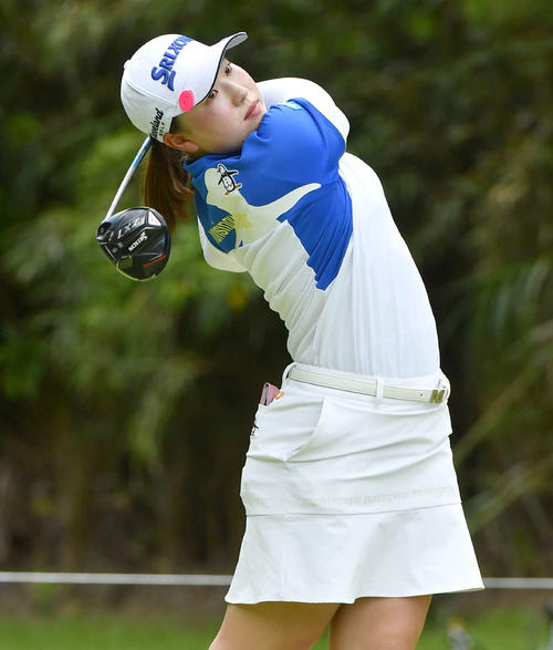 ソニー　日本女子プロ選手権第2日　9番、ティーショットを放つ竹田麗央（撮影・岩下翔太）