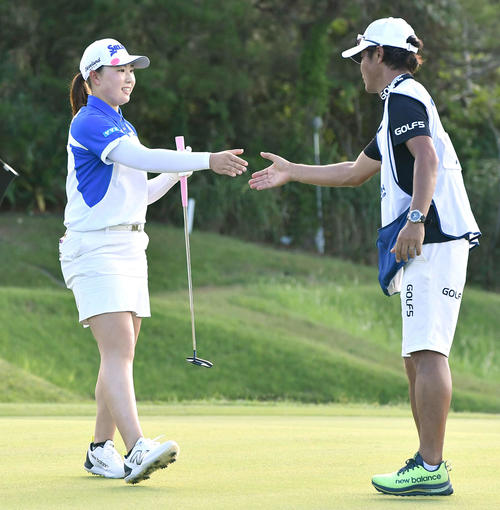 ソニー　日本女子プロ選手権第2日　2日目をホールアウトし、キャディーと握手を交わす竹田麗央（撮影・岩下翔太）