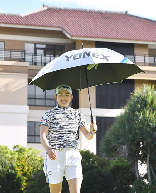 12番、カメラに笑顔を見せながら2打目へ向かう岩井明愛（撮影・岩下翔太）