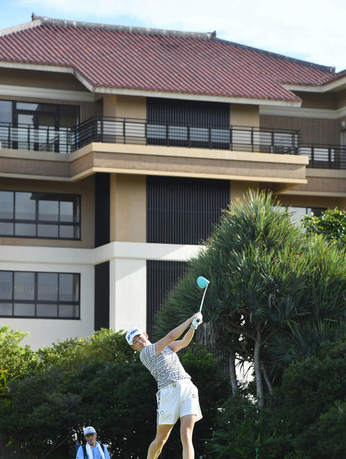 12番、ティーショットを放つ岩井明愛（撮影・岩下翔太）