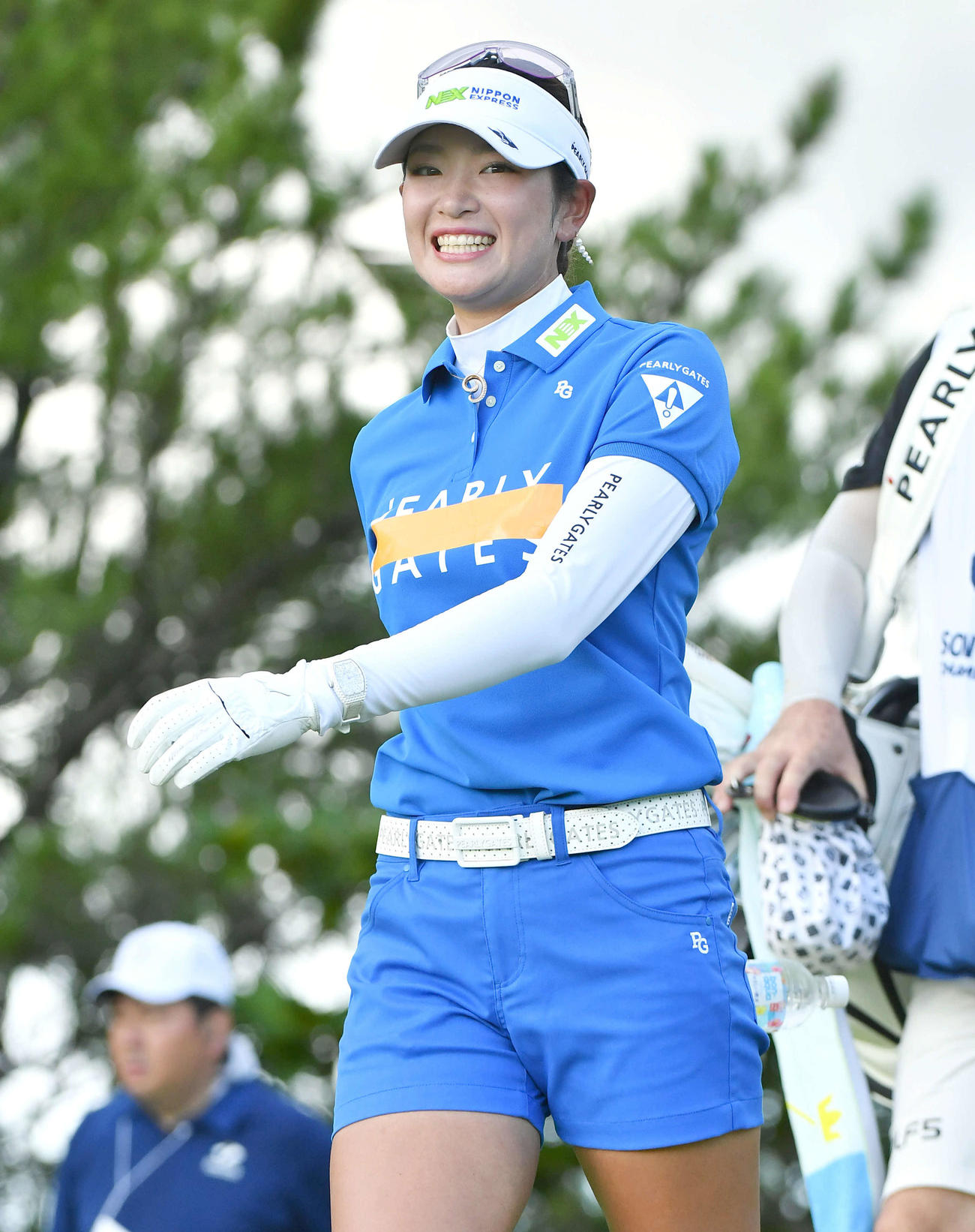ソニー　日本女子プロ選手権第3日　15番、笑顔で2打目へ向かう原英莉花（撮影・岩下翔太）