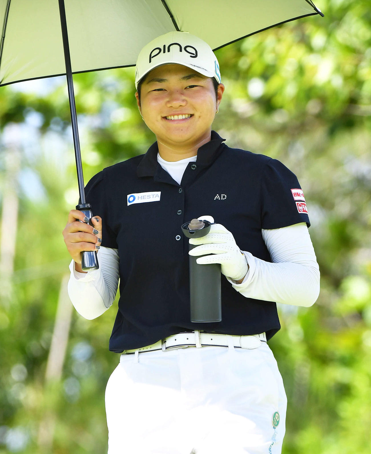 ソニー　日本女子プロ選手権第3日　15番、カメラに笑顔を見せながら2打目へ向かう宮沢美咲（撮影・岩下翔太）