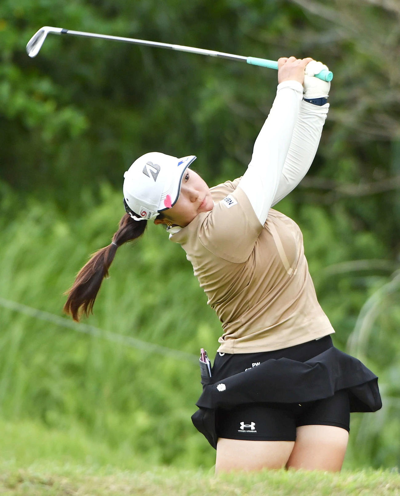 ソニー　日本女子プロ選手権第3日　17番、ティーショットを放つ阿部未悠（撮影・岩下翔太）