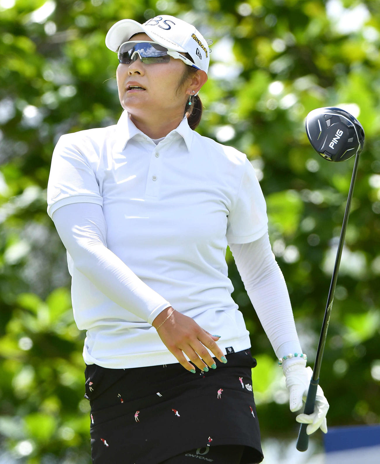 ソニー　日本女子プロ選手権第3日　15番、ティーショットを放ち、打球を見つめる藤田さいき（撮影・岩下翔太）