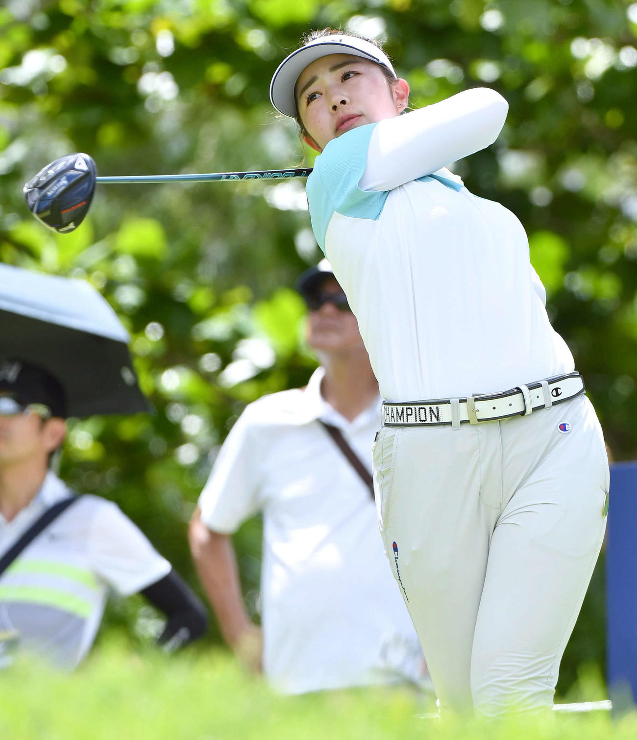 ソニー　日本女子プロ選手権第3日　15番、ティーショットを放つ山下美夢有（撮影・岩下翔太）