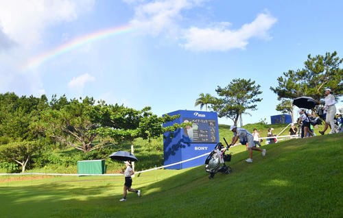 ソニー　日本女子プロ選手権第3日　1番、虹を背に出発する選手たち（撮影・岩下翔太）