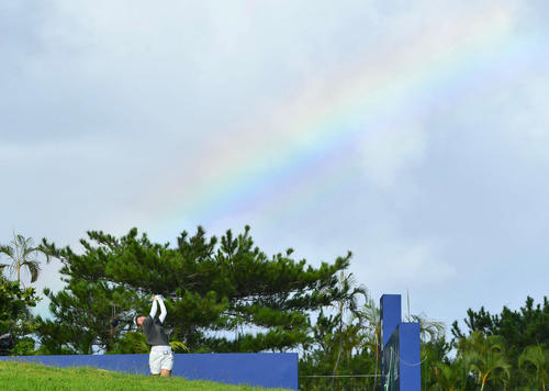 ソニー　日本女子プロ選手権第3日　15番、虹を背にティーショットを放つ荒川怜郁（撮影・岩下翔太）