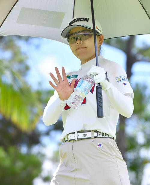 ソニー　日本女子プロ選手権第3日　15番、カメラに手を振りながら2打目へ向かう勝みなみ（撮影・岩下翔太）