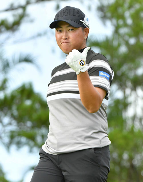 ソニー　日本女子プロ選手権第3日　15番、カメラにサムアップポーズを見せながら2打目へ向かう工藤遥加（撮影・岩下翔太）