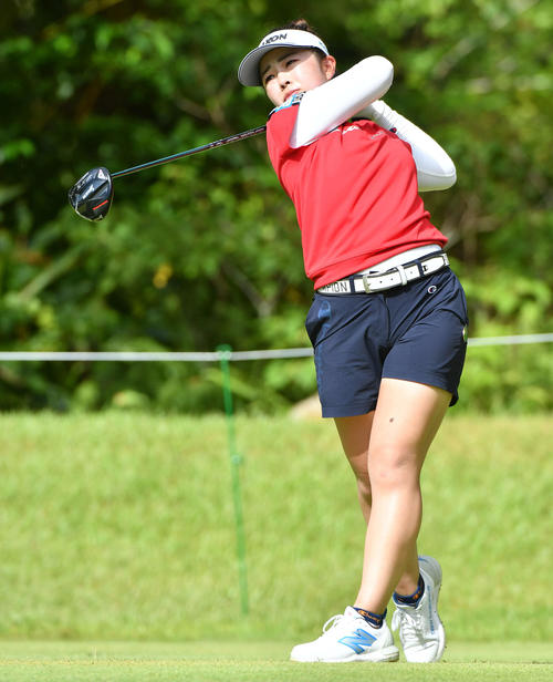 4番、ティーショットを放つ山下美夢有（撮影・岩下翔太）