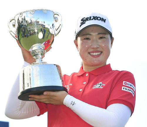 通算19アンダーで優勝し、優勝杯を掲げる竹田麗央（撮影・岩下翔太）