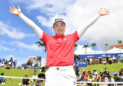 ソニー　日本女子プロ選手権最終日　通算19アンダーで優勝し、青空を背に笑顔でばんざいする竹田麗央（撮影・岩下翔太）