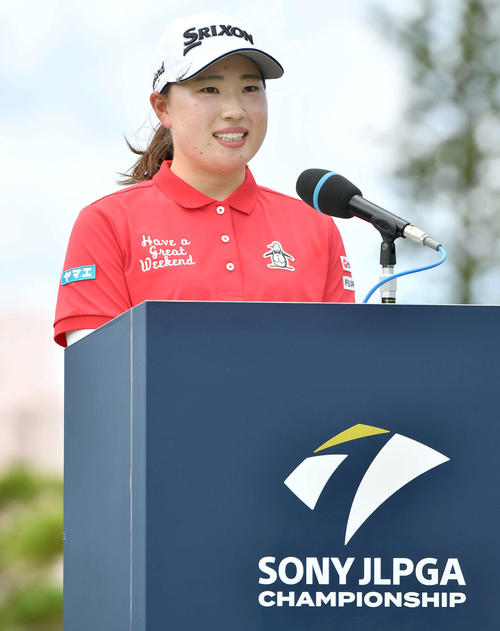 ソニー　日本女子プロ選手権最終日　表彰式で優勝スピーチをする竹田麗央（撮影・岩下翔太）