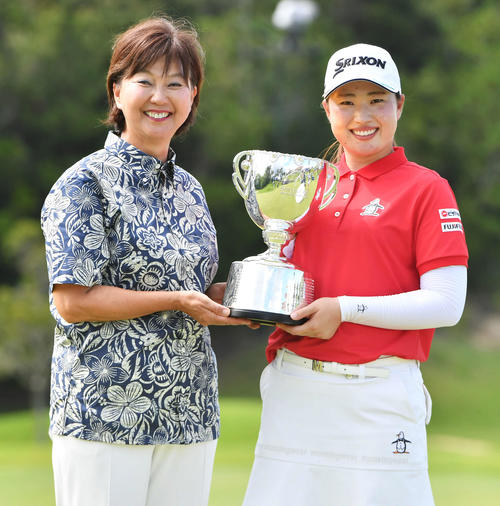 ソニー　日本女子プロ選手権最終日　通算19アンダーで優勝した竹田麗央（右）は、JLPGA小林浩美会長と笑顔で優勝杯を掲げる（撮影・岩下翔太）