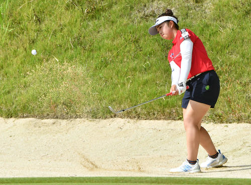 3番、バンカーから2打目を放つ山下美夢有（撮影・岩下翔太）