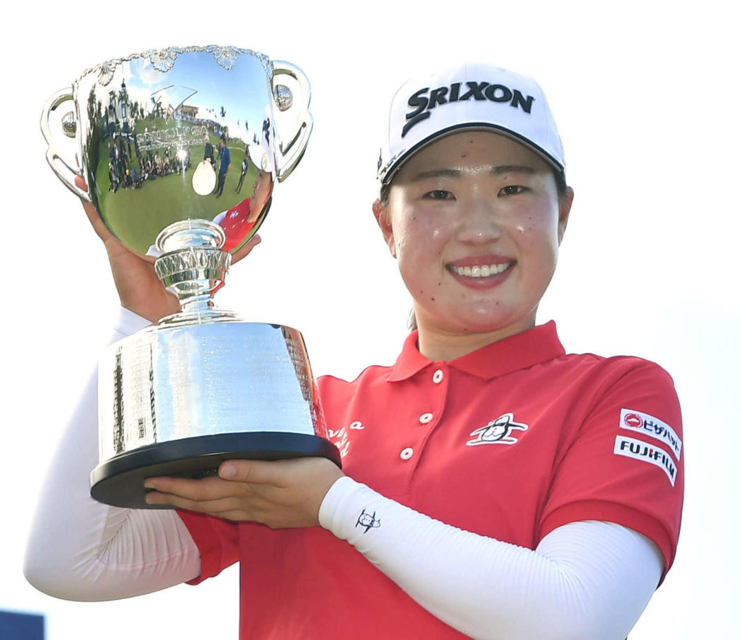 通算19アンダーで優勝し、優勝杯を掲げる竹田麗央（撮影・岩下翔太）