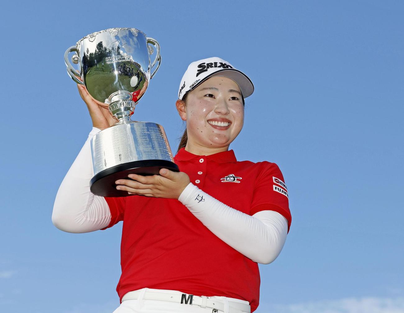 通算19アンダーで優勝し、カップを手に笑顔の竹田麗央（共同）