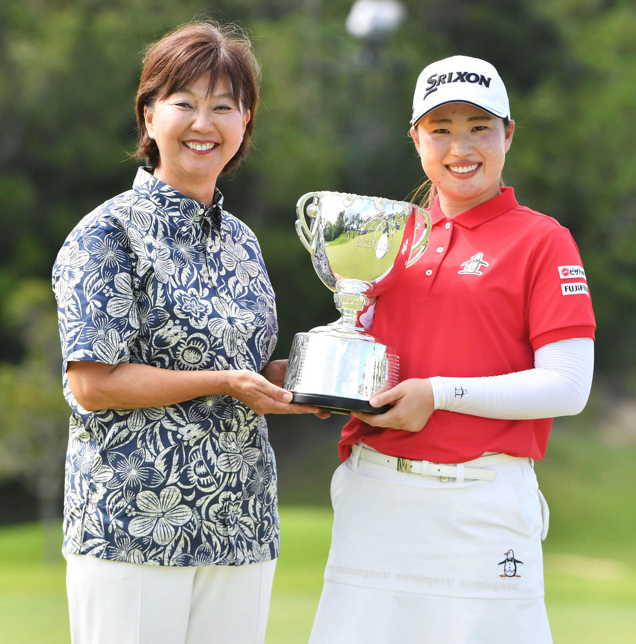 ソニー日本女子プロ選手権最終日　通算19アンダーで優勝した竹田麗央（右）は、JLPGA小林浩美会長と笑顔で優勝杯を掲げる（撮影・岩下翔太）