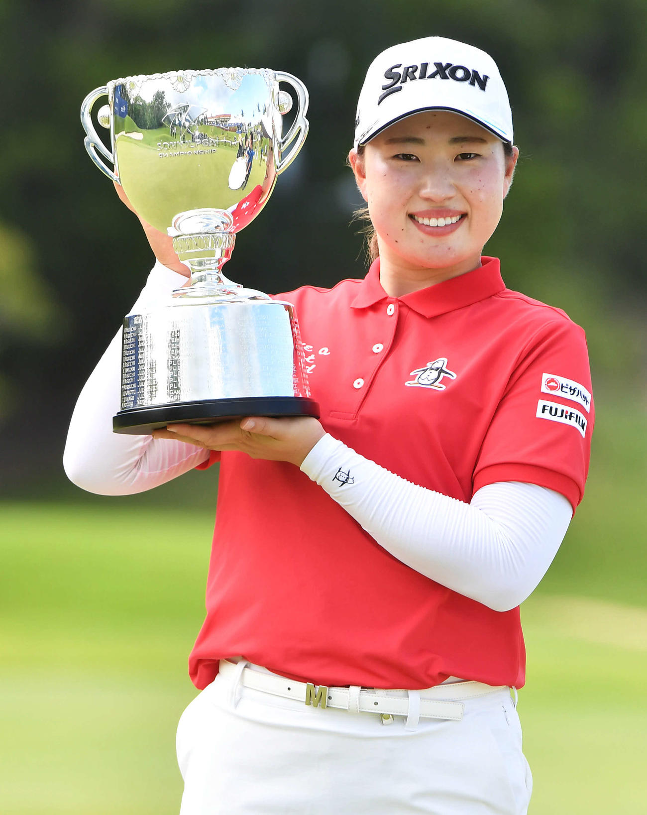 ソニー日本女子プロ選手権最終日　通算19アンダーで優勝し、優勝杯を掲げる竹田麗央（撮影・岩下翔太）