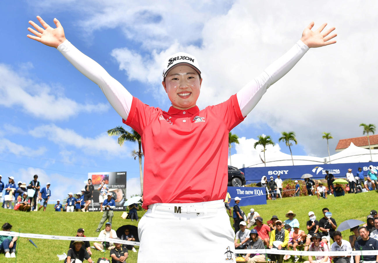 ソニー日本女子プロ選手権最終日　通算19アンダーで優勝し、青空を背に笑顔でばんざいする竹田麗央（撮影・岩下翔太）