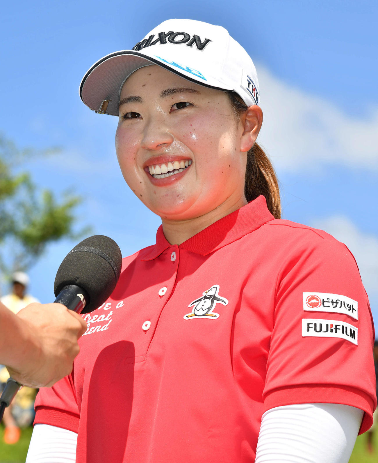 ソニー日本女子プロ選手権最終日　通算19アンダーで優勝し、笑顔でインタビューを受ける竹田麗央（撮影・岩下翔太）