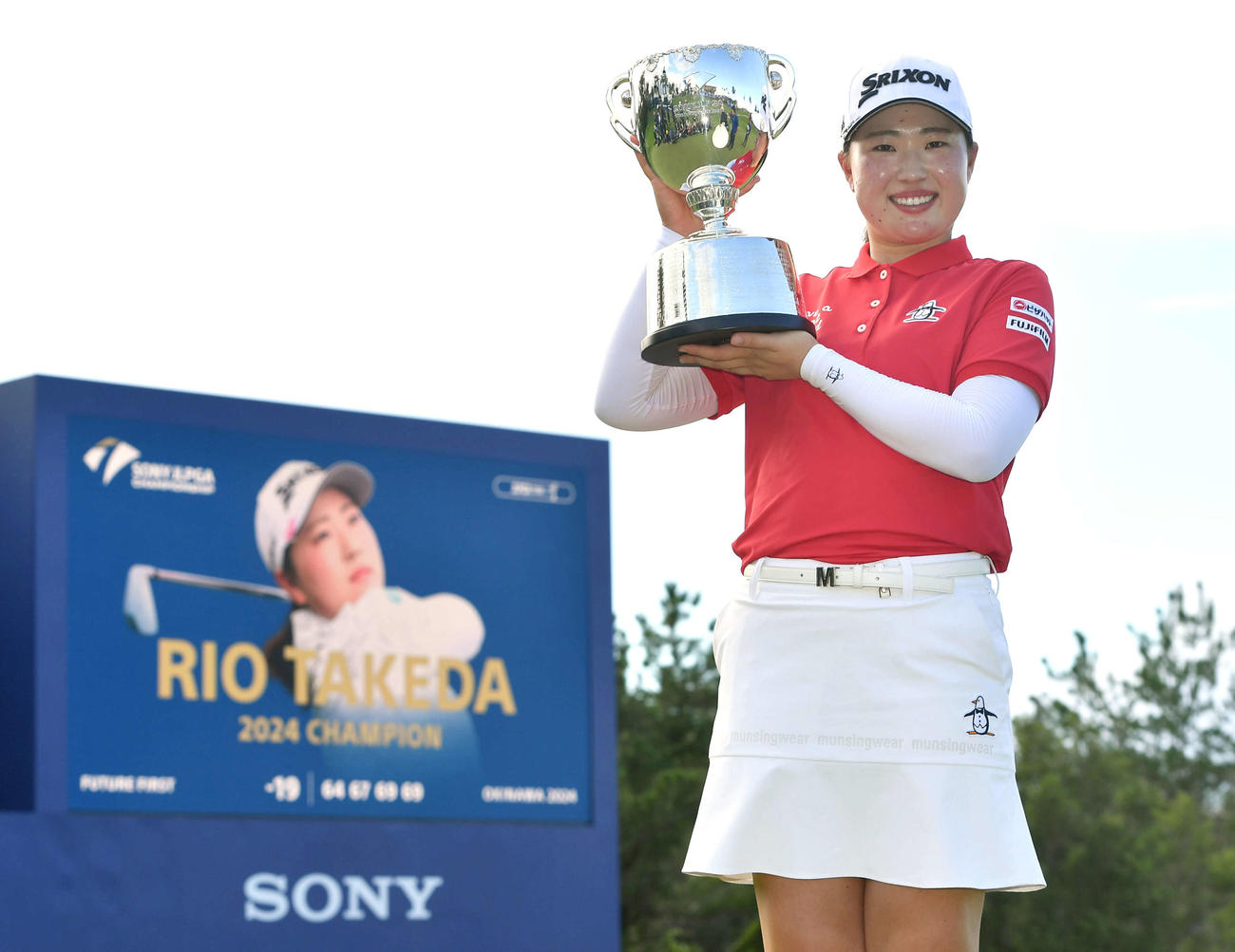 ソニー　日本女子プロ選手権最終日　通算19アンダーで優勝し、優勝杯を掲げる竹田麗央（撮影・岩下翔太）
