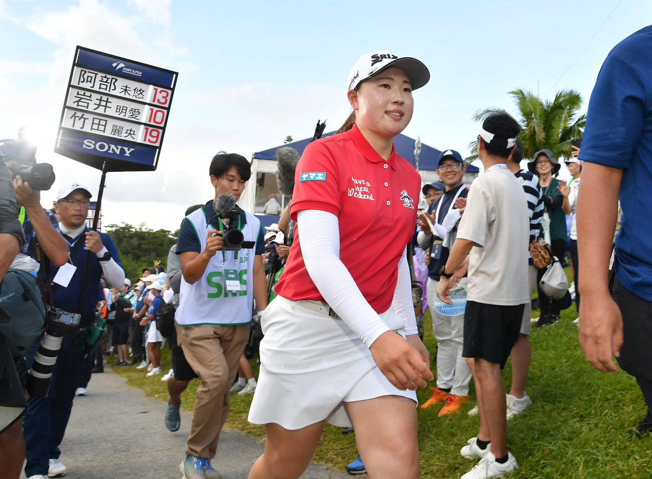 ソニー日本女子プロ選手権最終日　通算19アンダーで優勝し、アテストへ向かう竹田麗央（撮影・岩下翔太）