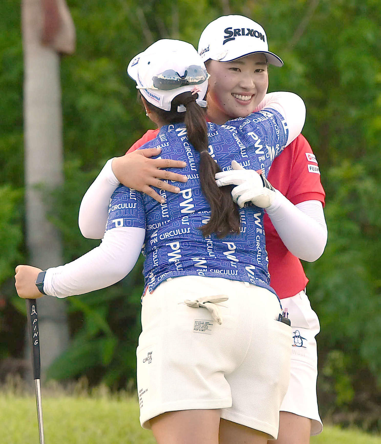 ソニー日本女子プロ選手権最終日　通算19アンダーで優勝した竹田麗央（右）は、阿部未悠と笑顔で抱き合う（撮影・岩下翔太）