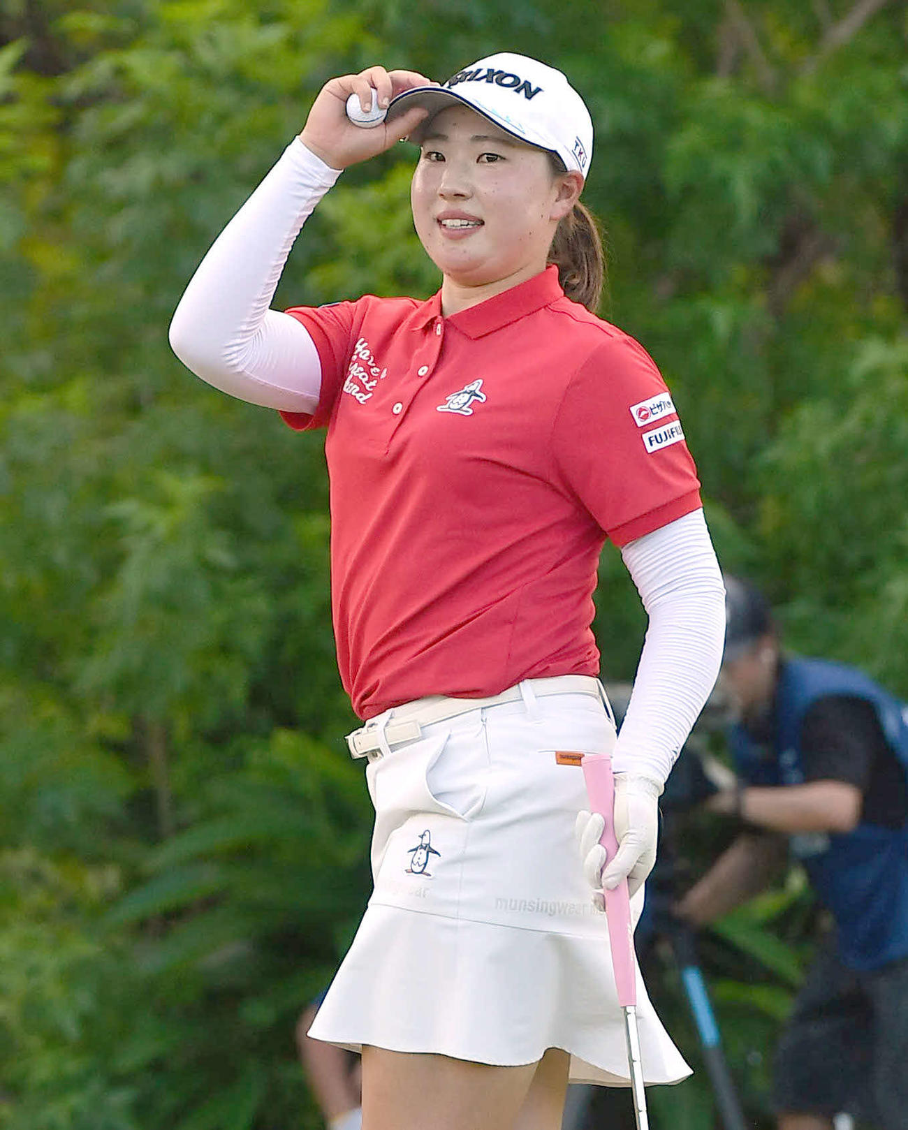 ソニー日本女子プロ選手権最終日　ウイニングパットを決め、ギャラリーの拍手に応える竹田麗央（撮影・岩下翔太）