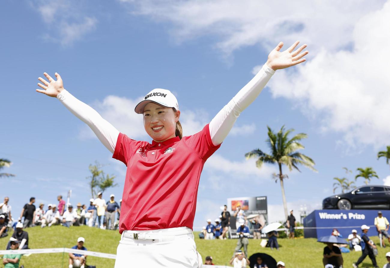 通算19アンダーで優勝し、笑顔の竹田麗央（共同）