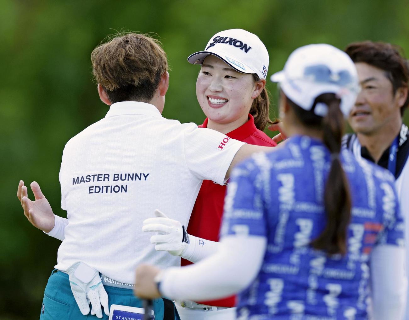 通算19アンダーで優勝し、同組の岩井明愛（左）と抱き合う竹田麗央（共同）