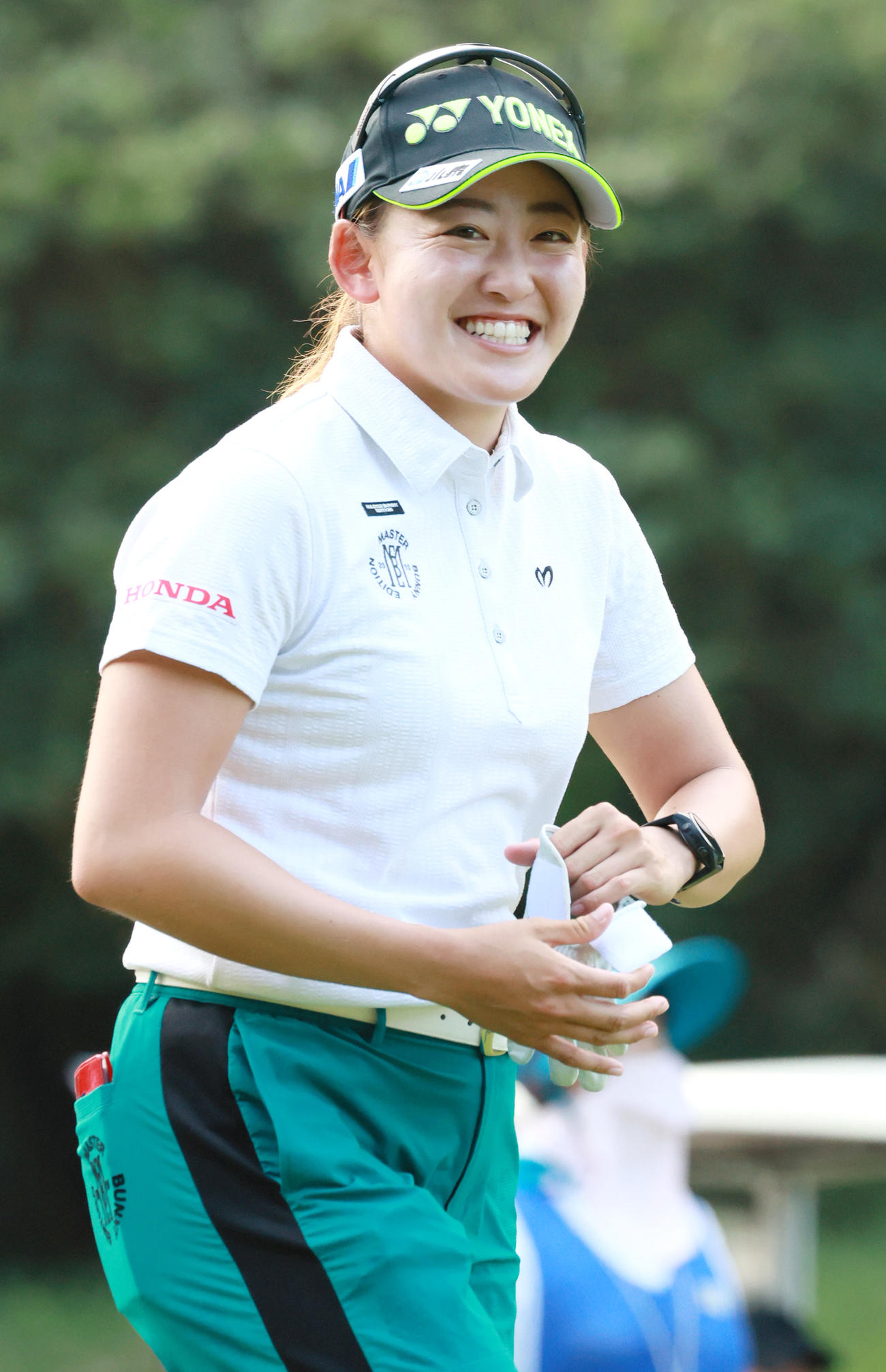 笑顔でプロアマ戦に臨む岩井千（撮影・上山淳一）