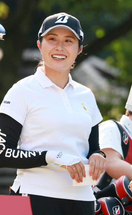 笑顔でプロアマ戦に臨む大里（撮影・上山淳一）