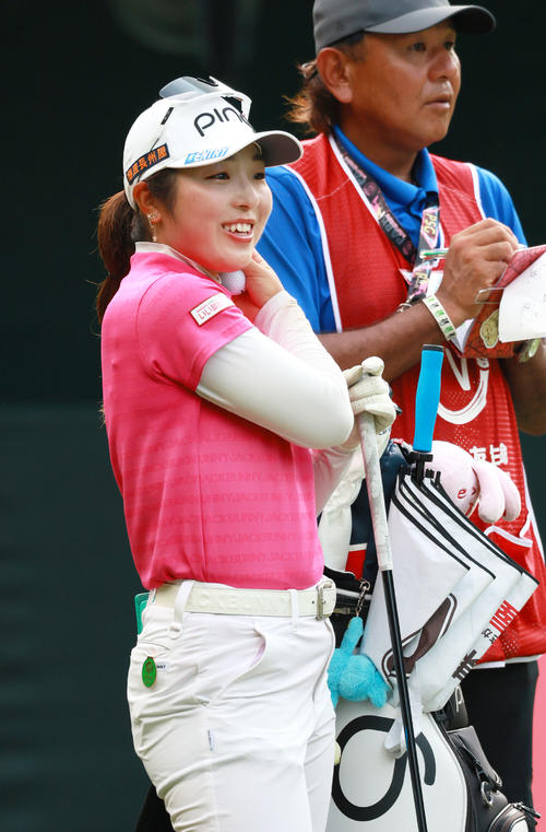 笑顔でプロアマ戦に臨む佐久間（撮影・上山淳一）