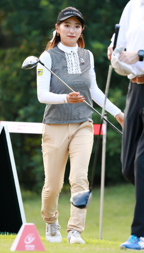 笑顔でプロアマ戦に臨む臼井（撮影・上山淳一）